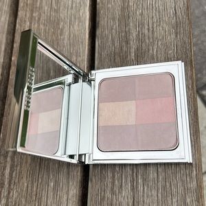 Bobbi Brown “Brightening Nudes” Finishing Powder